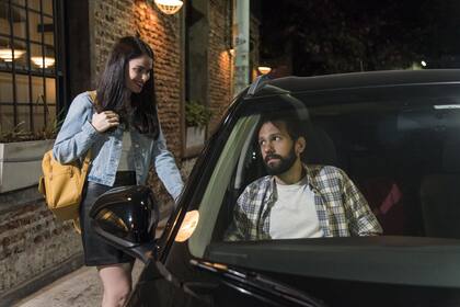 Milagros Andaluz abre la puerta del auto, un acto capaz de desorientar a muchos varones