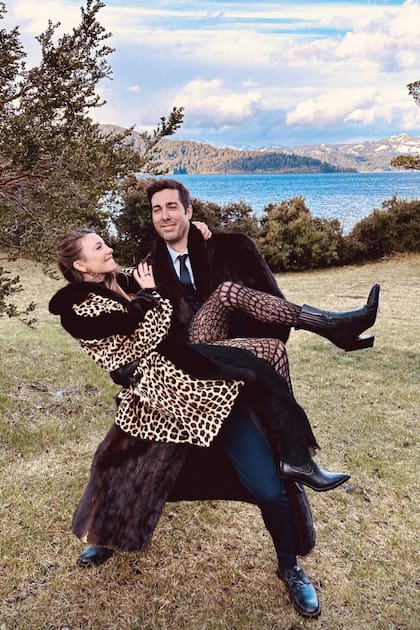 Milagros Blaquier (prima del novio e hija de Charlie Blaquier y María Taquini) y una divertida pose con su novio, Máximo Diez (hijo de Evelyn Scheidl), con el lago Nahuel Huapi como telón de fondo.