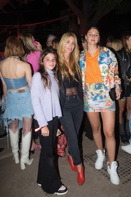 Milagros Brito con sus hijas, Asia Borges y Delfina García Moritán.