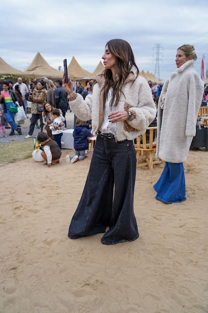 Milagros Brito siguió de cerca el show de su hija Delfina. Detrás suyo, Connie Brito