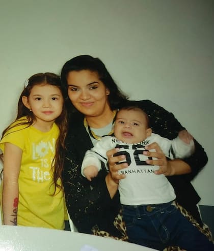 Milagros con Benicio en brazos y su sobrina.