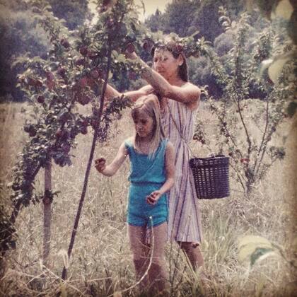 Milagros con Gloria, su mamá, compartiendo las primeras cosechas de ciruela, en 1985.