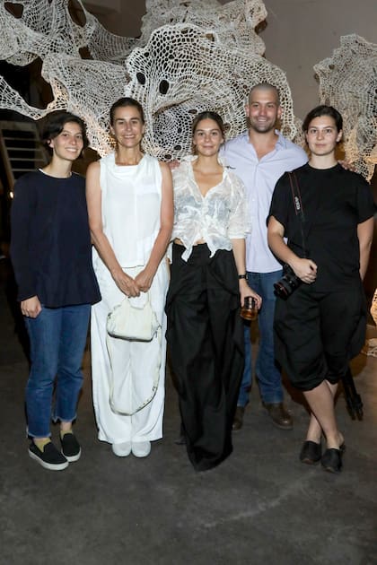 Milagros con sus hermanos Azul, Marcial y Esperanza Pereda, y su mamá, Azul García Uriburu