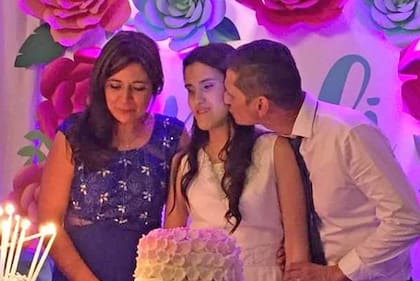 Milagros en su fiesta de 15 junto a sus padres.