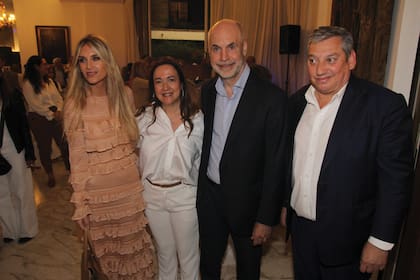 Milagros Maylin y Horacio Rodríguez Larreta saludan a los anfitriones: Carlos Enciso Christiansen y su mujer, María Noel Crucci.