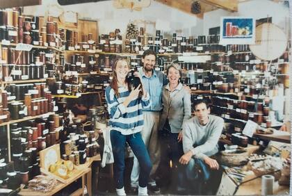 Milagros, Miguel Demarchi, Gloria Lorente y José Demarchi, en los años ’90, en el salón de Los Jardines de Yaya