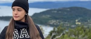 Iba en bicicleta, cayó tras chocar contra la puerta de un auto, la atropelló un colectivo y murió