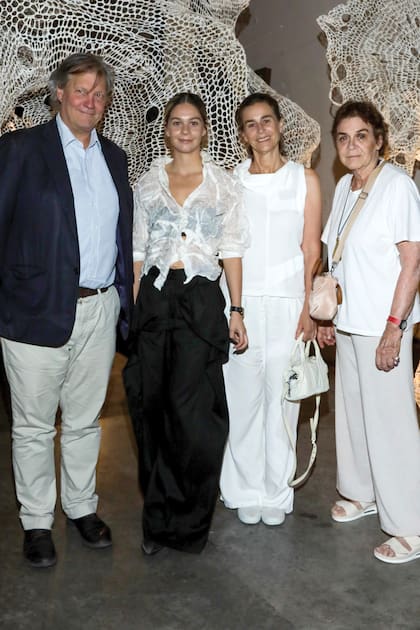 Milagros, rodeada por sus padres, Marcos Pereda Born -vicepresidente de la Sociedad Rural Argentina- y la arquitecta Azul García Uriburu, y su abuela, Blanca Isabel Álvarez de Toledo