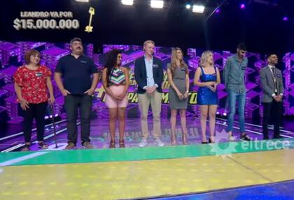 Milagros (sexta de izquierda a derecha) participó de Los 8 escalones acompañada por sus padres, quienes están separados (Foto: Captura de TV / eltrece)