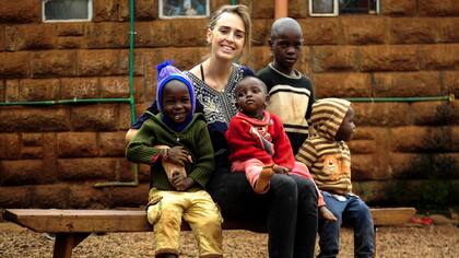 Milagros Villasuso en el orfanato de Kikuyo a pocos kilómetros de Nairobi, en Kania