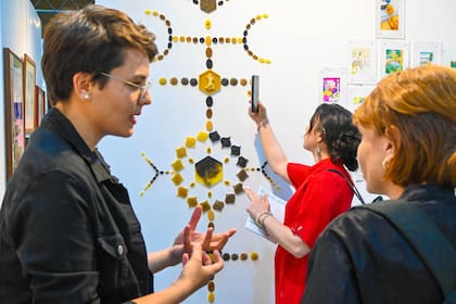 Milagros Waigandt hace obra con cera de abejas; vive en el campo, en Entre Ríos, y su familia es productora de miel