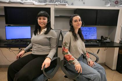 Milagros y Jimena, quienes trabajan como operadoras telefónicas