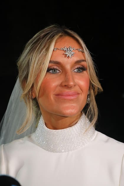 Milagros y su vestido de Atelier Lage, con bordado geométrico en brazaletes y cuello, y la diadema, una obra de la joyera Roxana Zarecki