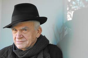 El telón que rasga la literatura, según Milan Kundera