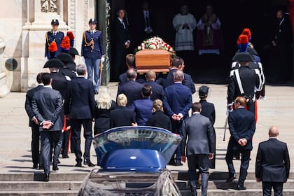 El ataúd del ex primer ministro italiano Silvio Berlusconi es llevado a su funeral de estado dentro de la Catedral de la era gótica de Milán