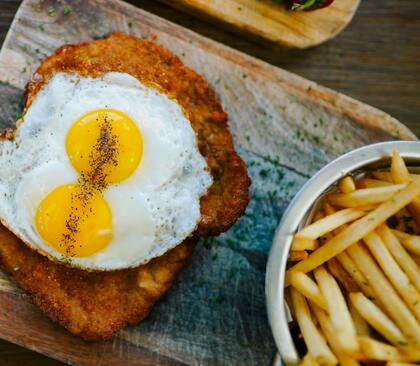 Milanesa a caballo, un clásico.