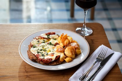 Milanesa a la napolitana con papas, una de las opciones para almorzar