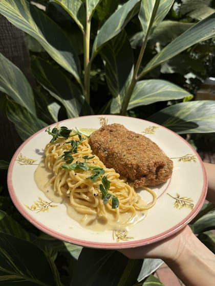 Milanesa con linguini cacio e pepe de Los Jardines de las Barquin