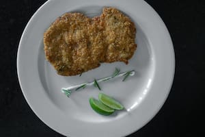 Milanesa de bife de chorizo en crocante de panko con hierbas