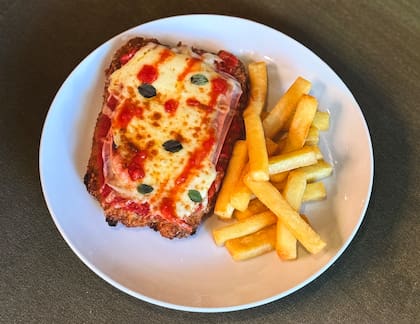 Milanesa de bife de chorizo napolitana con papas fritas de Áncora