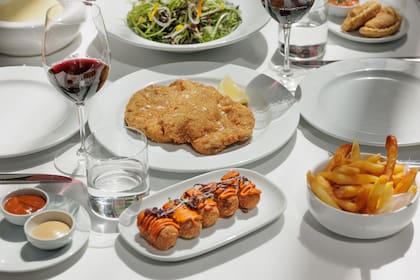 Milanesa de lomo, papas fritas, ensaladas y empanadas son parte del menú argentino reversionado