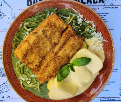Milanesa de pescado con tallarines verdes de Barra Chalaca