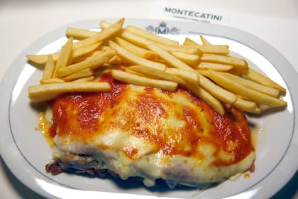 Milanesa de ternera a la napolitana con papas fritas, un hit que no sale de la carta