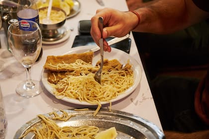 Milanesas con fideos, como se comía "en la casa de las abuelas"
