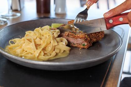 Milanesas de bife de chorizo con fettuccine trufado
