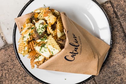 Milanesas de ciervo y papas rejilla, para comer con la mano.