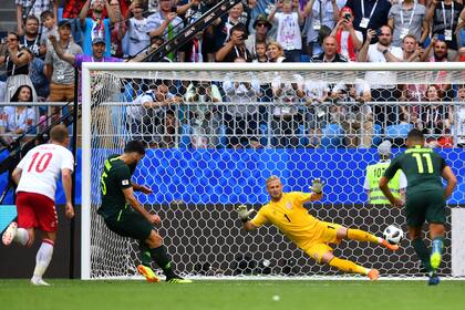 Mile Jedinak marca el gol de Australia de penal