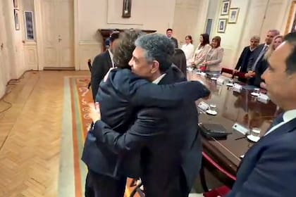 Milei abraza a Jorge Macri en la Casa Rosada