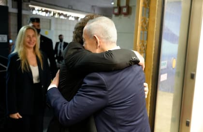 Milei abraza a Netanyahu; Karina sonríe detrás