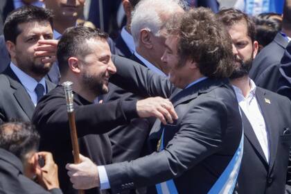 Milei abraza a Zelensky en las escalinatas del Congreso