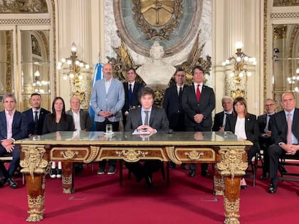 Milei anunció un decreto para desregular la economía argentina que elimina numerosas leyes y normas, entre ellas la ley de alquileres