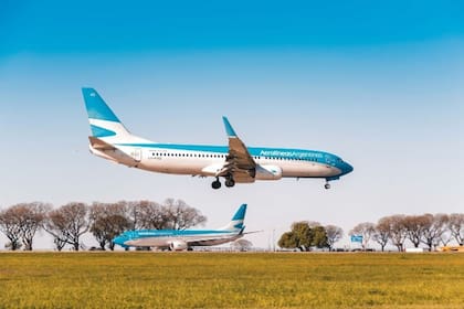Milei apuesta a privatizar Aerolíneas Argentinas, pero la oposición podría excluirla de la lista