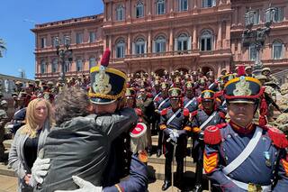 Los granaderos tocaron “Panic Show” de La Renga para Javier Milei