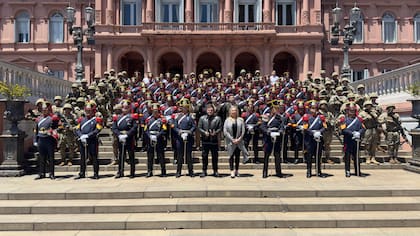 Milei bailó y cantó al ritmo de la fanfarria militar de los granaderos