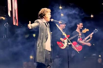 Milei cantó varios hits de La Renga en la presentación de su nuevo libro