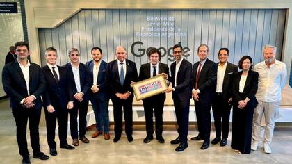 Milei, Caputo, Gerardo Werthein y Demian Reidel, en la reunión con las autoridades de Google. El Presidente está exultante con el apoyo que recibe de afuera, pero no logra traducirlo aún en inversiones.