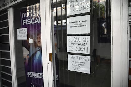 Milei cerró su campaña en Rosario, donde se leyeron carteles que animaban a los militantes a fiscalizar