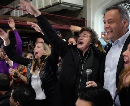 Milei, con su hermana Karina y Manuel Adorni, en Villa Lugano