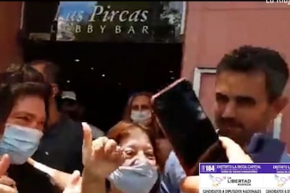 Milei cuando fue a bancar la campaña de Martín Menem en La Rioja en 2021; en el fondo, Karina Milei y Lule Menem (atrás del actual Presidente)