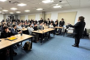Milei da una charla sobre economía a alumnos de la Universidad de San Andrés