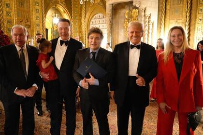 Milei durante su encuentro con Trump y Elon Musk en Mar-a-lago