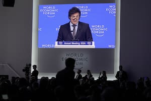 Javier Milei criticó a una periodista de La Nación por una nota sobre Davos y la calificó de “mentirosa”