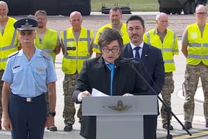 Los F-16 hicieron un vuelo rasante en Buenos Aires y Milei presentó la flota en Córdoba