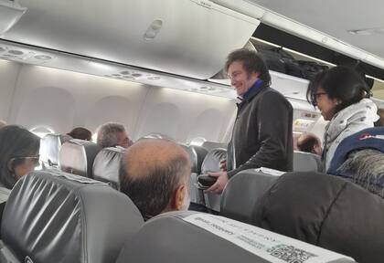 Milei, en el avión de Aerolíneas Argentinas rumbo a Santiago del Estero para el debate presidencial antes de ganar la elección
