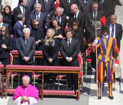 Milei, en el funeral de Francisco, al lado del presidente de Italia, Sergio Matarella; Meloni quedó en la fila de atrás junto a los ministros argentinos