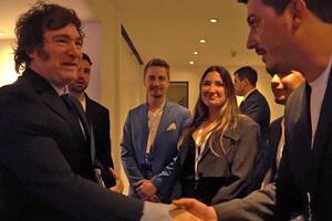 Milei, en el Tech Forum 2024; detrás de él, Mauricio Novelli y Manuel Terrones Godoy, dos de los impulsores del lanzamiento de $LIBRA